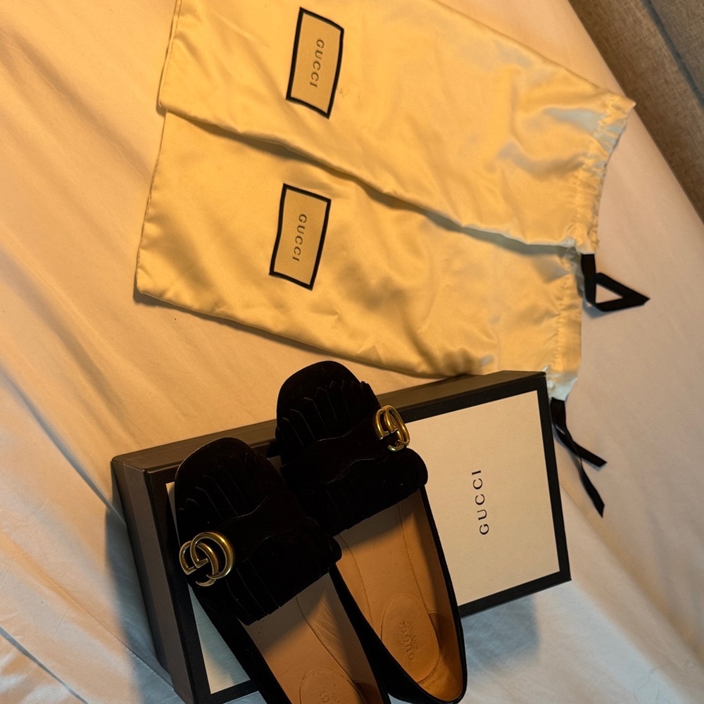 Gucci Women's Black Fringe Loafers with Gold Logo - Picture 2 of 3